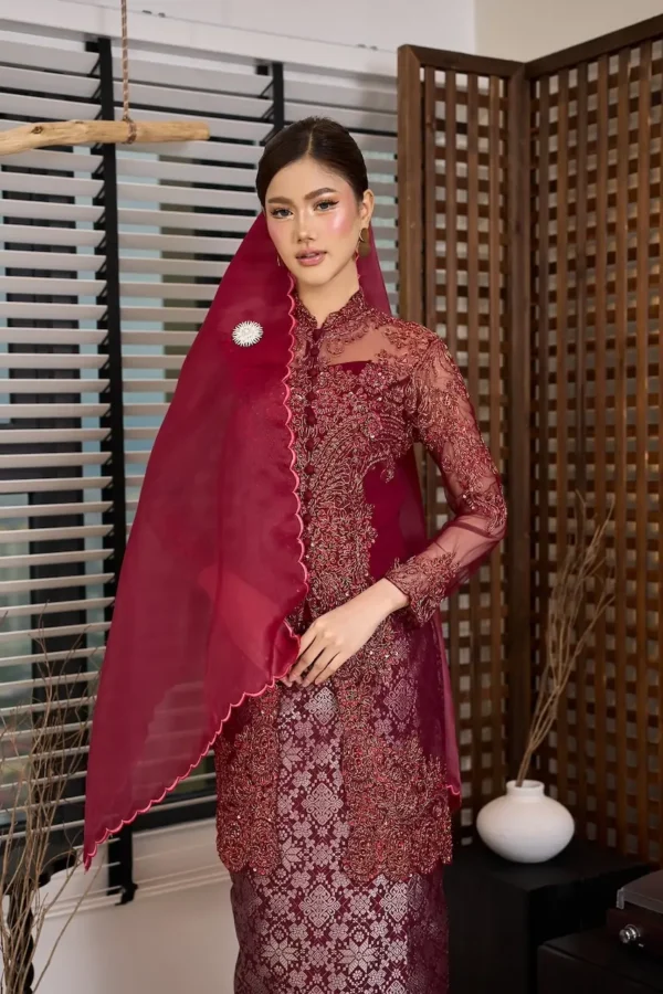 Ratna Rubélle (Maroon)